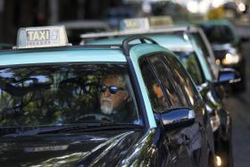 CENTENAS DE TAXISTAS CONCENTRADOS NO MARTIM MONIZ EXIGEM FALAR COM PASSOS COELHO