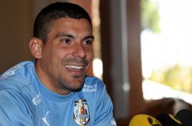 MAXI PEREIRA DIZ QUE O BENFICA “NÃO FEZ MUITO” PARA RENOVAR