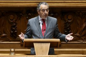 MOVIMENTO 1.º DE DEZEMBRO ENTREGA PETIÇÃO NO PARLAMENTO PELA REPOSIÇÃO DO FERIADO