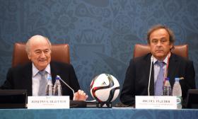 FIFA: BLATTER E PLATINI SUSPENSOS POR 90 DIAS PELO COMITÉ DE ÉTICA