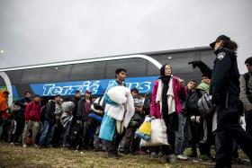 MAIS DE 23.000 REFUGIADOS ENTRAM NA HUNGRIA ENTRE SEXTA-FEIRA E DOMINGO – AUTORIDADES