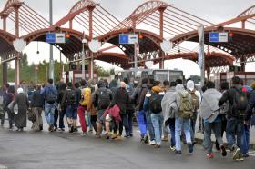 PRIMEIROS REFUGIADOS CHEGAM DE AUTOCARRO À ESLOVÉNIA A PARTIR DE CROÁCIA