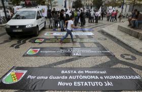 CENTENAS DE MILITARES DA GNR A CAMINHO DE S. BENTO EM PROTESTO