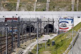 TRÁFEGO INTERROMPIDO NO CANAL DA MANCHA APÓS INVASÃO COLETIVA DE 100 IMIGRANTES – EUROTUNNEL