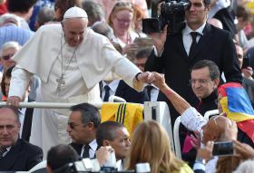 PAPA DIZ QUE POLÍTICOS E ECONOMISTAS DESVALORIZAM A FAMÍLIA