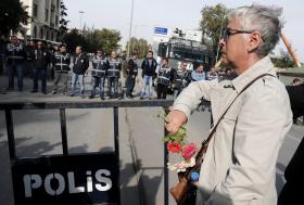 POLÍCIA CARREGA CONTRA MULTIDÃO QUE HOMENAGEAVA VÍTIMAS DE ATENTADO NA TURQUIA