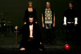 MULTIPLICAM-SE AS VOZES DE “RICARDO III”, DE SHAKESPEARE, NO PALCO DO D.MARIA