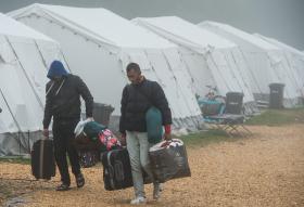 MIGRAÇÕES: MERKEL DIZ NÃO ENTENDER “DUREZA” DOS PAÍSES DO LESTE NA CRISE DOS REFUGIADOS