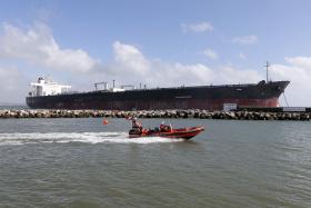 OPERAÇÃO PARA RETIRAR NAVIO ENCALHADO EM CASCAIS AGUARDA CHEGADA DE REBOCADORES