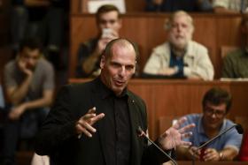 VAROUFAKIS ACONSELHA PS A NÃO SE COMPROMETER COM REGRAS DA ZONA EURO