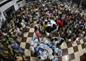 MILHARES DE PESSOAS FUGIRAM POR CAUSA DO TUFÃO KOPPU