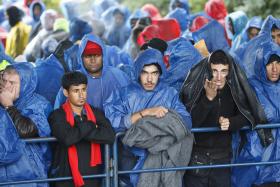 CROÁCIA AUTORIZA ENTRADA DE MILHARES DE MIGRANTES CONCENTRADOS NA FRONTEIRA COM A SÉRVIA