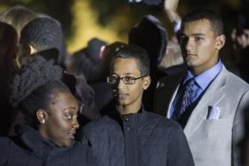 CASA BRANCA RECEBE JOVEM MUÇULMANO FALSAMENTE ACUSADO DE FABRICAR UMA BOMBA