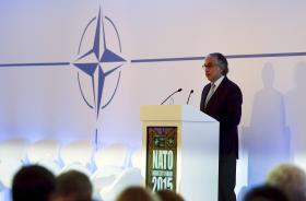 MINISTRO DA DEFESA QUER NATO REFORÇADA E ADVERTE CONTRA “EXPERIMENTALISMOS POLÍTICOS”