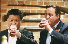 CAMERON E XI JINPING VÃO JUNTOS A ‘PUB’ PARA UMA CERVEJA E ‘FISH AND CHIPS’