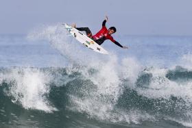 FILIPE TOLEDO CONQUISTA EM PENICHE O TERCEIRO TRIUNFO NO CIRCUITO MUNDIAL DE SURF