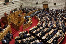 PARLAMENTO GREGO APROVA LEI SOBRE RECAPITALIZAÇÃO DA BANCA
