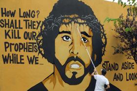 RETRATO DE LUATY BEIRÃO NO “MURO DAS AMOREIRAS” PARA DAR FORÇA AO ATIVISTA LUSO-ANGOLANO