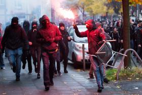MAIS DE 10.000 PESSOAS MANIFESTAM-SE CONTRA PROTESTO RACISTA NA ALEMANHA