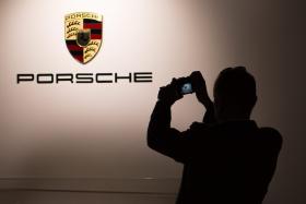 PORSCHE CHAMA À REVISÃO QUASE 60 MIL VEÍCULOS DEVIDO A RISCO DE FUGA NO MOTOR