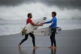FREDERICO MORAIS ‘CAI’ NOS ‘QUARTOS’ DA ETAPA DE PENICHE DO CIRCUITO MUNDIAL DE SURF