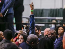 ATIVISTAS AFROAMERICANOS INTERROMPEM DISCURSO DE CLINTON NO SUL DOS EUA