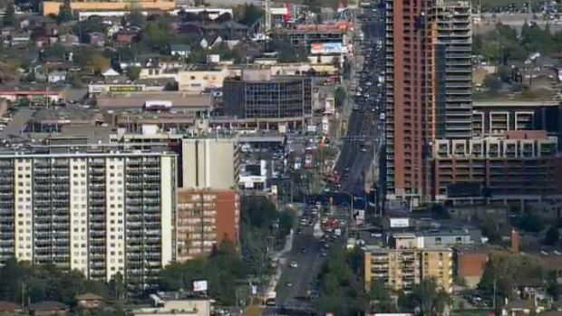 A Dufferin Street é vista do helicóptero CTV News sobre Toronto - 8 de outubro, 2015