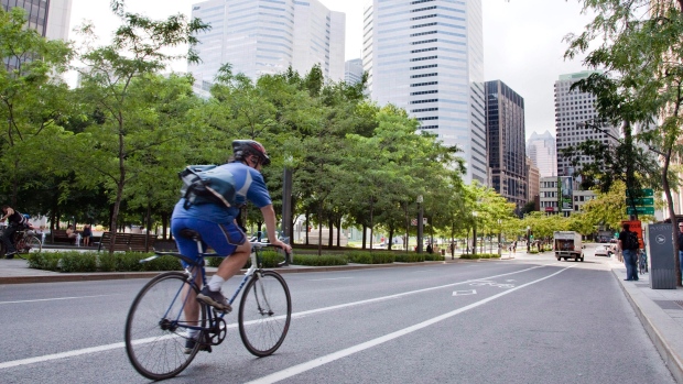 Um ciclista é visto nesta foto de arquivo de 2010. (Paul Chiasson / The Canadian Press)