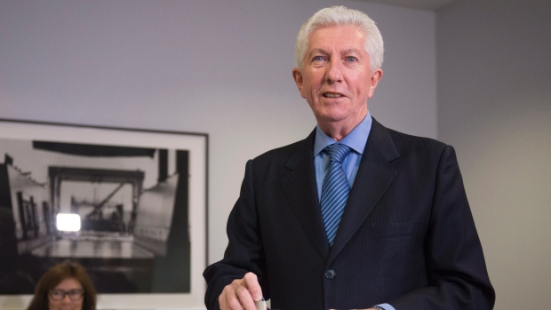 O líder do Bloc Quebecois Gilles Duceppe durante o processo de voto em Montreal na segunda-feira, 19 de outubro de 2015. (Jacques Boissinot/The Canadian Press)