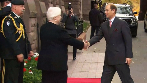 O príncipe Edward cumprimenta a vice-governadora do Ontário, Elizabeth Dowdeswell, em Toronto na terça-feira, 27 de outubro, 2015.