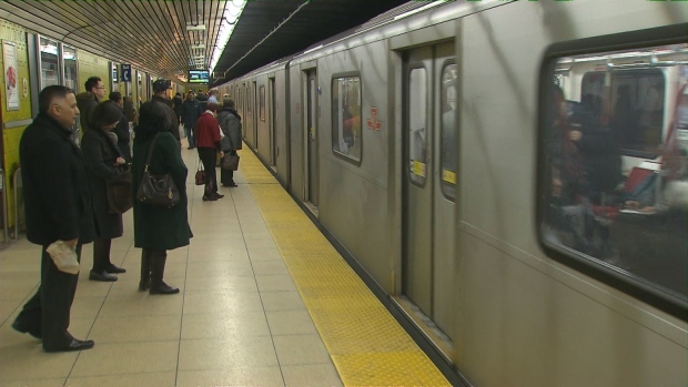 TTC COM SERVIÇO DE METRO E LINHAS DE AUTOCARRO DURANTE A NOITE PARA O NUIT BLANCHE E CIBC RUN FOR THE CURE