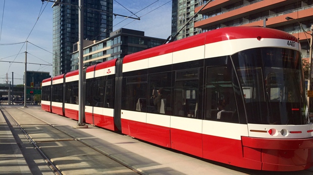 Um novo elétrico produzido pela Bombardier é visto na Spadina Avenue, no dia 29 de julho. (Courtney Heels/CP24)