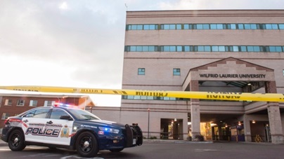 O campus da Universidade Wilfrid Laurier foi fechado depois da segurança ter sido alertada para uma possível ameaça em Waterloo, Ontário - 16 de outubro de 2015. (Hannah Yoon / The Canadian Press)