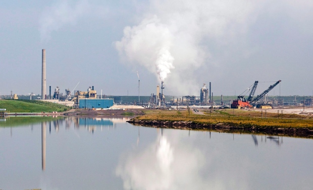 Uma fábrica de areias betuminosas perto de Fort McMurray, Alta., em 10 de julho de 2012. (Jeff McIntosh/The Canadian Press)