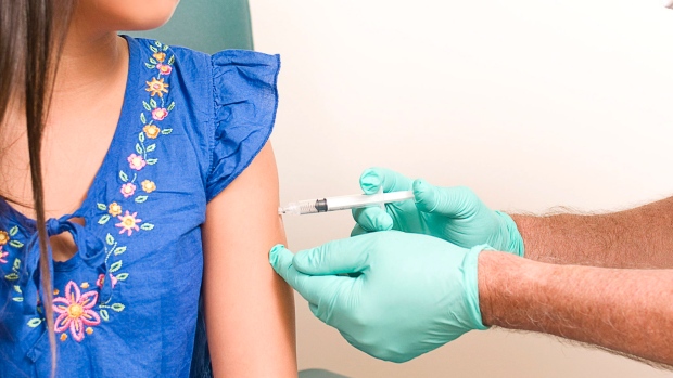 Uma menina recebe uma injeção no seu braço esquerdo, nesta foto do divulgação do Centro de Controle de Doenças. (Center for Disease Control/Amanda Mills/THE CANADIAN PRESS/)