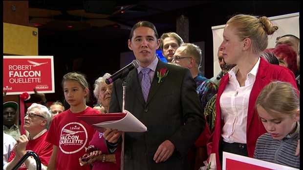 No círculo eleitoral de Winnipeg Centre, o candidato Liberal Robert Falcon-Ouellete derrotou o deputado federal de longa Pat Martin (NDP), conseguindo 56 por cento dos votos. (CBC)