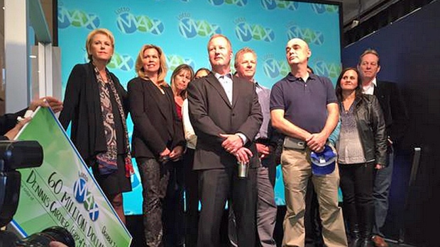 Este grupo de 12 colegas de trabalho vai compartilhar um jackpot Lotto Max de $60 milhões. (Shannon Martin / CBC)