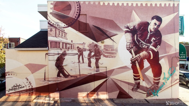 O artista conhecido como Zek pintou este mural de Maurice 