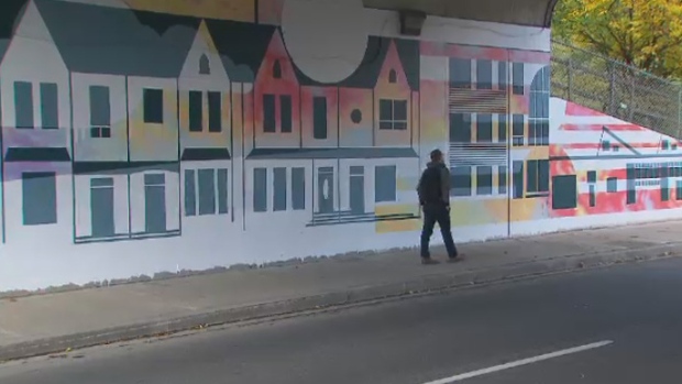 Um novo mural na Keele Street descreve uma fileira de casas pretas e brancas contra um pano de fundo de sutis roxos, vermelhos e amarelos. A cidade de Toronto disse que o mural é feito para realçar 