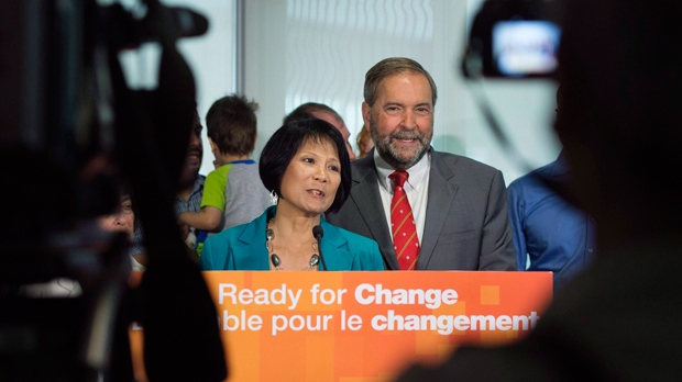 Olivia Chow, à esquerda, e o líder do NDP Tom Mulcair realizam uma conferência de imprensa em Toronto na terça-feira, 28 de julho de 2015. THE CANADIAN PRESS/Darren Calabrese