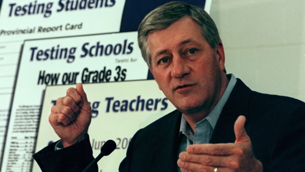 Mike Harris durante uma conferência de imprensa realizada no Sheridan College em Oakville, Ontário (foto de arquivo de 1999). (Rene Johnston/The Canadian Press)