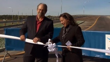 O MNA Geoff Kelley e a presidente de Ste. Anne de Bellevue, Paola Hawa, cortam inauguram oficialmente uma saída da Autoestrada 40 (2 outubro de 2015)