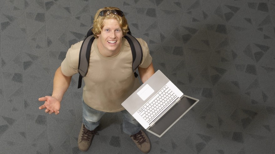 Fotografia por surfista de West Coast/Mood Board/Rex Features. Estudante masculino segura laptop - College Life