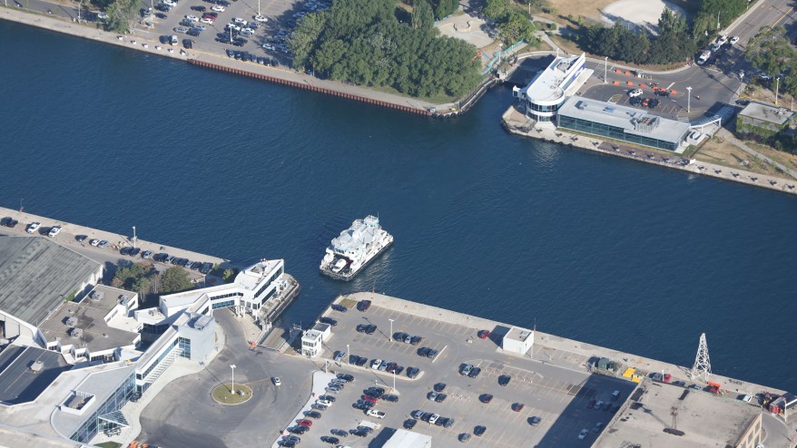 Vista aérea do aeroporto Billy Bishop Toronto City Airport - 30 de julho de 2015. Foto por: 680 NEWS / Darryl Dahmer