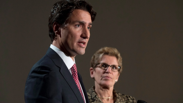 O líder do Partido Liberal Justin Trudeau, à esquerda, e a primeira-ministra do Ontário Kathleen Wynne, fizeram campanha juntos durante a eleição federal. (The Canadian Press)