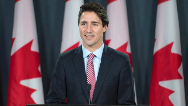 O primeiro-ministro designado Justin Trudeau participa na sua primeira conferência de imprensa oficial no Teatro Nacional de Imprensa em Otava - 20 de outubro de 2015. (Adrian Wyld / The Canadian Press)