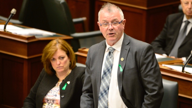 Foto de arquivo de maio de 2015. O ministro do Trabalho do Ontário Kevin Flynn com a deputada provincial Liberal Eleanor McMahon. Flynn diz que eliminar a desigualdade de remuneração entre as mulheres é a coisa certa a fazer, pelo que uma nova comissão irá estudar formas de lidar com barreiras sistémicas. (THE Canadian Press / Frank Gunn)