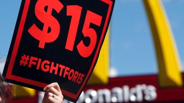 Nesta foto de arquivo de 22 de julho de 2015, partidários de um salário mínimo de $15 para os trabalhadores de comida rápida concentram-se em frente a um McDonald’s em Albany, NY (AP Photo / Mike Groll)
