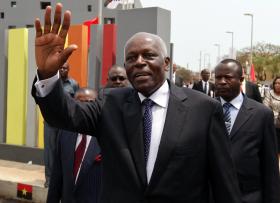 ANGOLA PRECISA DE CRESCER 6% AO ANO PARA REDUZIR POBREZA — PR EDUARDO DOS SANTOS