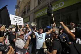 LESADOS DO BES PROTESTAM EM LISBOA EM FRENTE AO NOVO BANCO